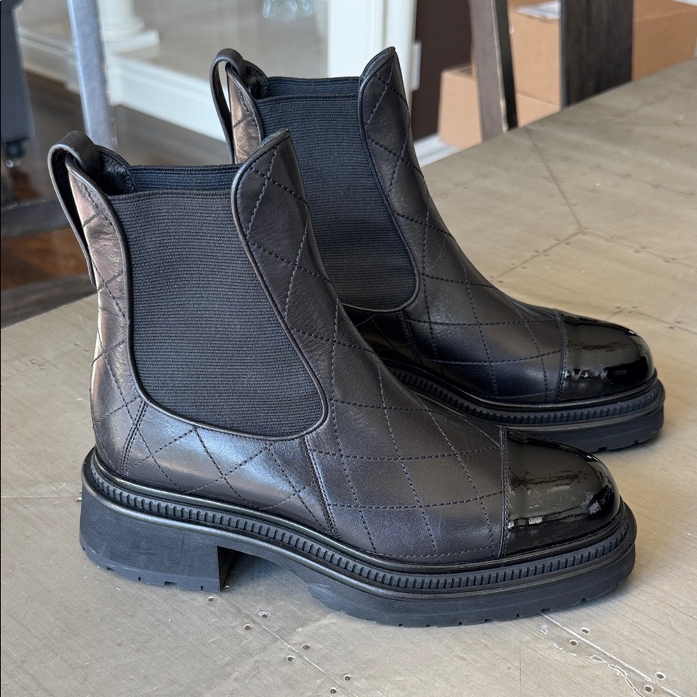 Chanel 23a black leather quilted logo cap toe boots Chelsea bootie sz 38.5